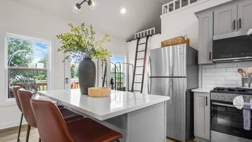 Coffee/tea maker, fridge, microwave, oven