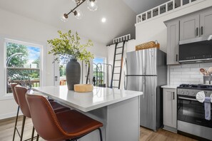 Coffee/tea maker, fridge, microwave, oven