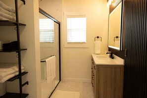 Shower, towels - Thors Cottage at Hidden Gem Farm-Sleeps 5 (Spring Hill)
