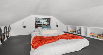 The Music Box at Hidden Gem Farm-Sleeps 6