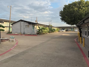 Unclassified image, 5 of 6, button - Trade Winds Motel (Grand Prairie)