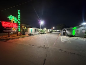Unclassified image, 2 of 6, button - Trade Winds Motel (Grand Prairie)