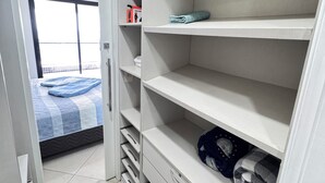 A hotel room with a bed, a wardrobe, and a view of the outside. - Hotel Platinum Landscape Luxo apartment (Fortaleza)