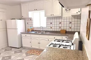 Private kitchen - 4BR Home, Sleeps 10, Walk to USC, Coliseum StarWars. Close to Crypto, Downtown (Los Angeles)