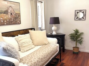 Smart TV - 4BR Home, Sleeps 10, Walk to USC, Coliseum StarWars. Close to Crypto, Downtown (Los Angeles)