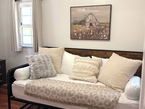 4 bedrooms, iron/ironing board, free WiFi, bed sheets - 4BR Home, Sleeps 10, Walk to USC, Coliseum StarWars. Close to Crypto, Downtown (Los Angeles)