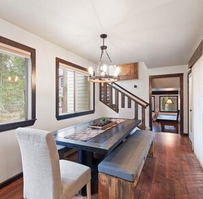 Dining - Serene 4-bedroom + game room cabin in Shaver Lake perfect for relaxing getaways (Shaver Lake)