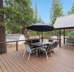 Outdoor dining - Serene 4-bedroom + game room cabin in Shaver Lake perfect for relaxing getaways (Shaver Lake)