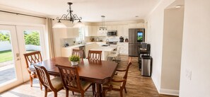 Dining - Gulf Ocean Breeze Escape Spacious 4-bedroom house (Ruskin)