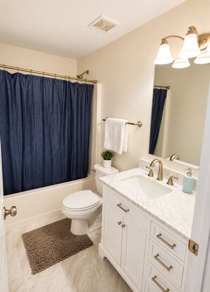 Bathroom - Gulf Ocean Breeze Escape Spacious 4-bedroom house (Ruskin)