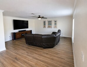 Living area - Gulf Ocean Breeze Escape Spacious 4-bedroom house (Ruskin)