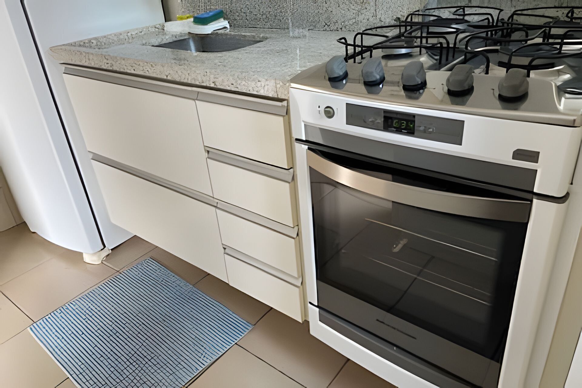 A kitchen with a gas stove, oven, and a granite countertop.