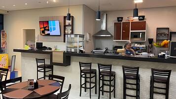 Apartament Deluxe, balcó, vistes a la ciutat | Servei de restauració