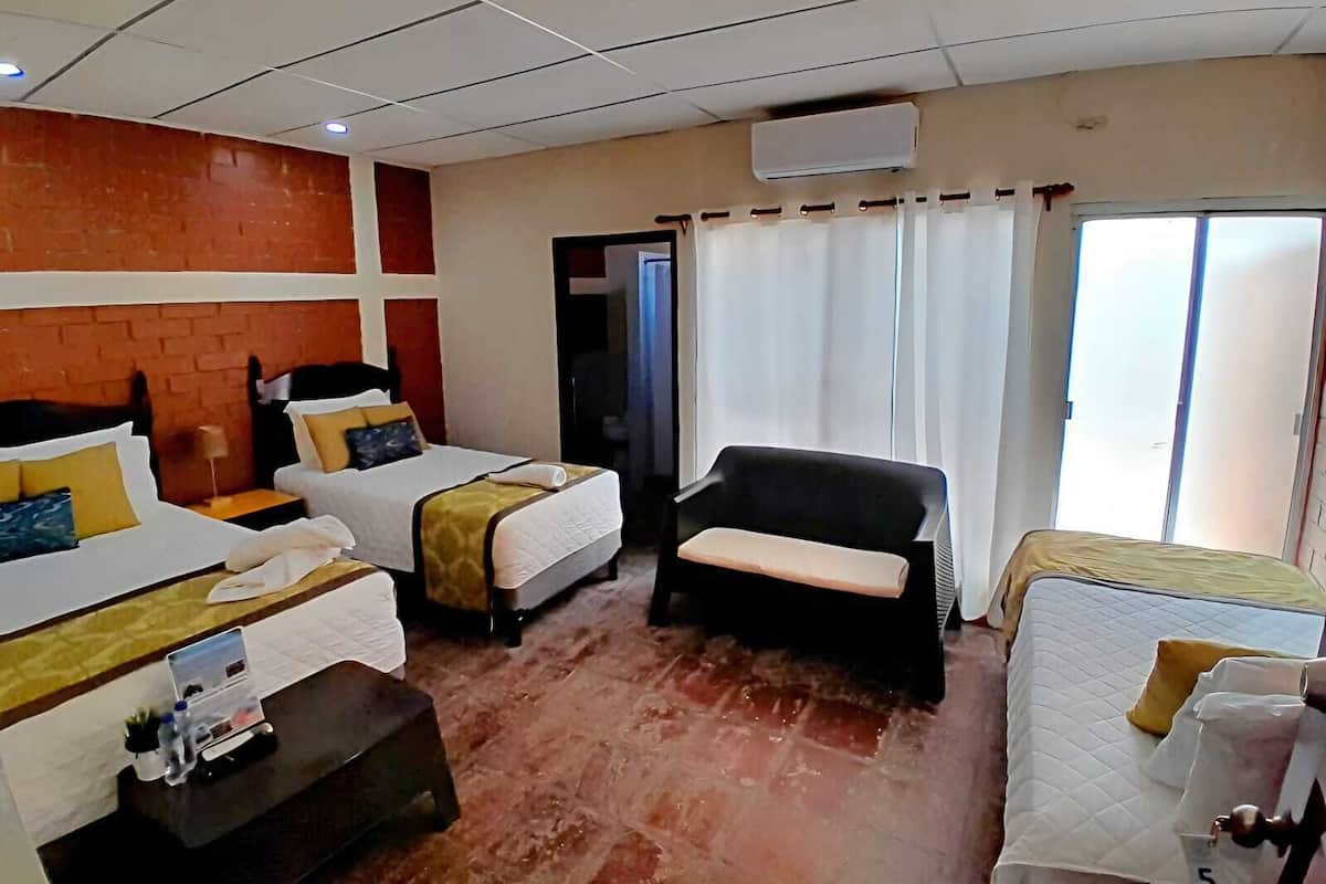 Comfort Room, Patio