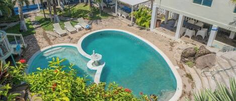 2 outdoor pools