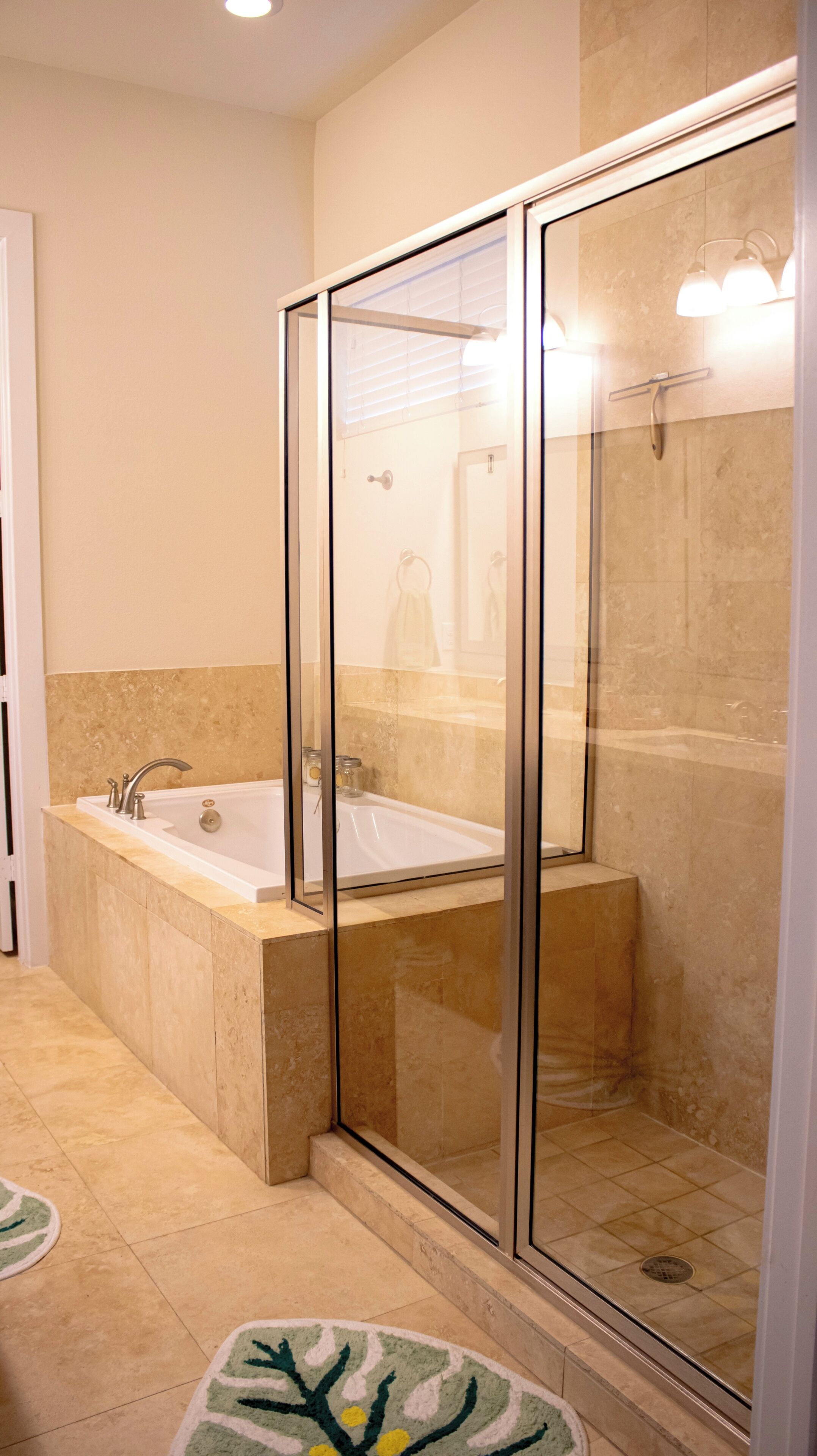 Een moderne badkamer met een douchecabine van glas, een vrijstaand bad en een wastafel.