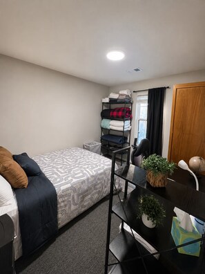 A compact room with a bunk bed, a desk with a plant, and a small table with a tissue box. - 3BR Near Downtown, Zoo Atlanta, & BeltLine (Atlanta)