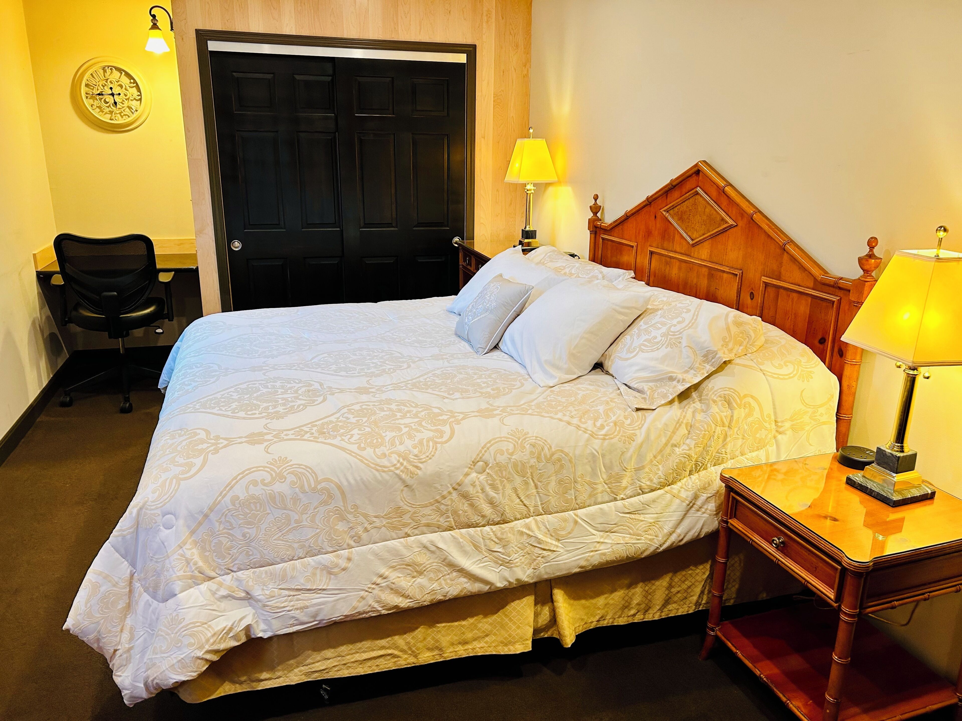4 bedrooms, iron/ironing board, WiFi, bed sheets