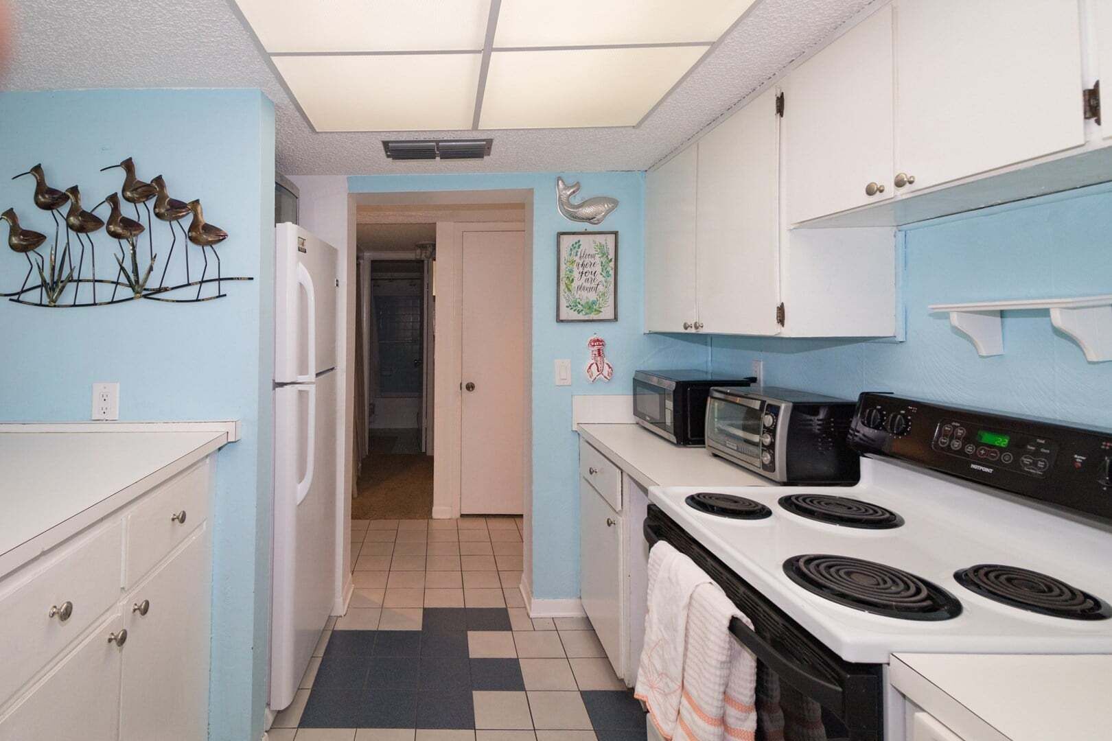 Coffee/tea maker, fridge, microwave, oven