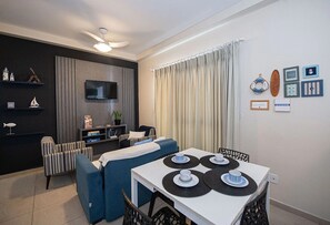 Appartement Deluxe, balcon, vue ville | Restauration