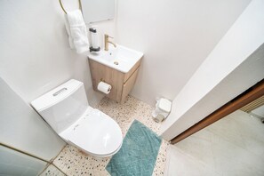 Phòng đôi tiện nghi đơn giản, không hút thuốc, tầng trệt | Phòng tắm