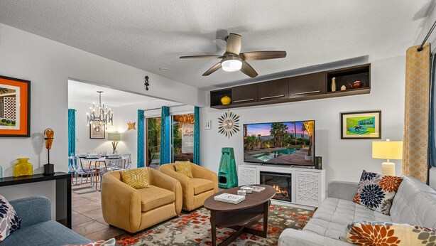 Smart TV, books - 1962 TramView Palm Springs - Poolside Fun, Spa, Fire Pit & Views (Palm Springs)