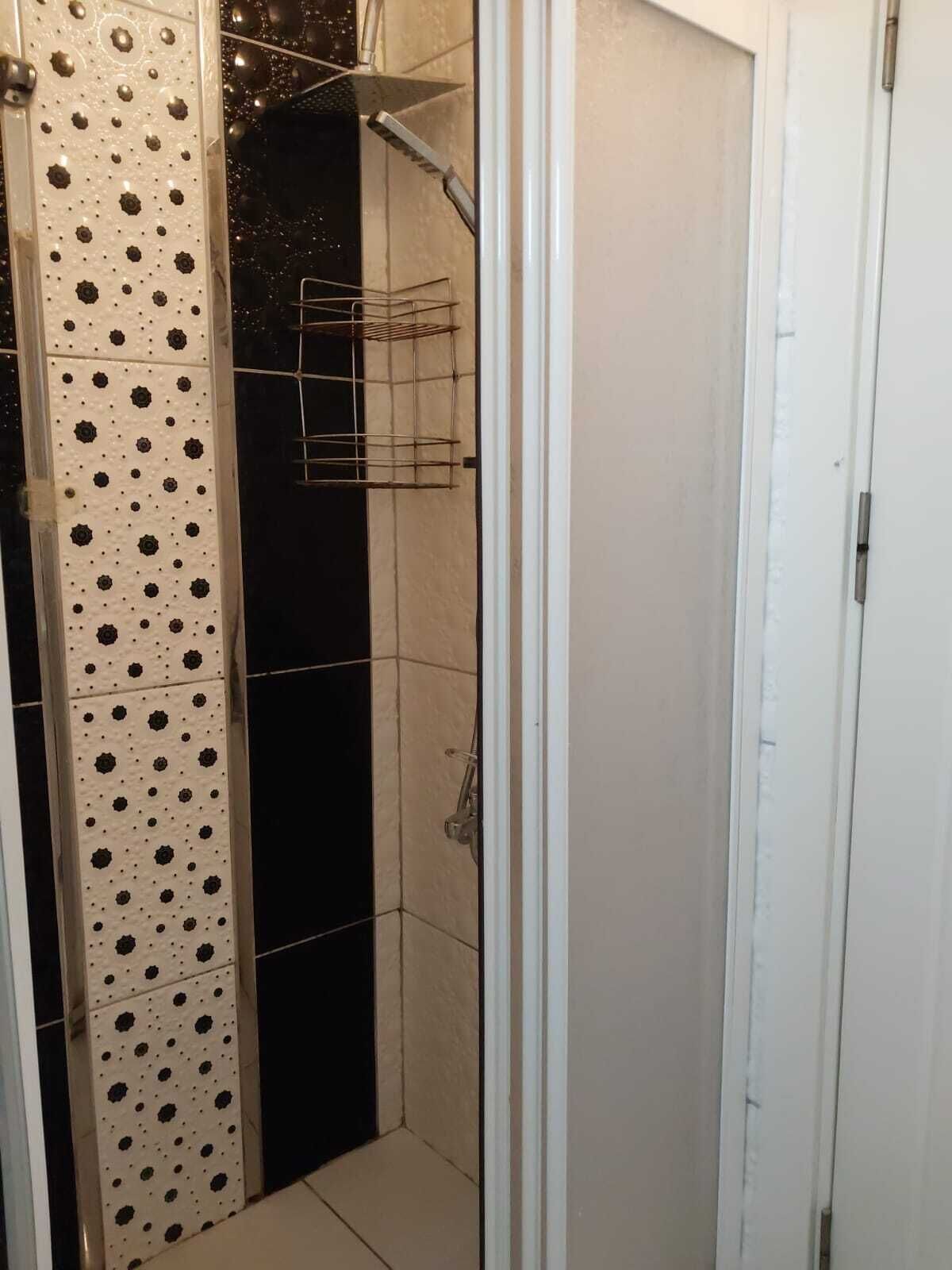 Haartrockner, Handtücher, Seife, Toilettenpapier