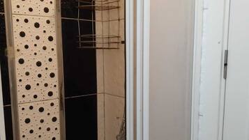 Haartrockner, Handtücher, Seife, Toilettenpapier