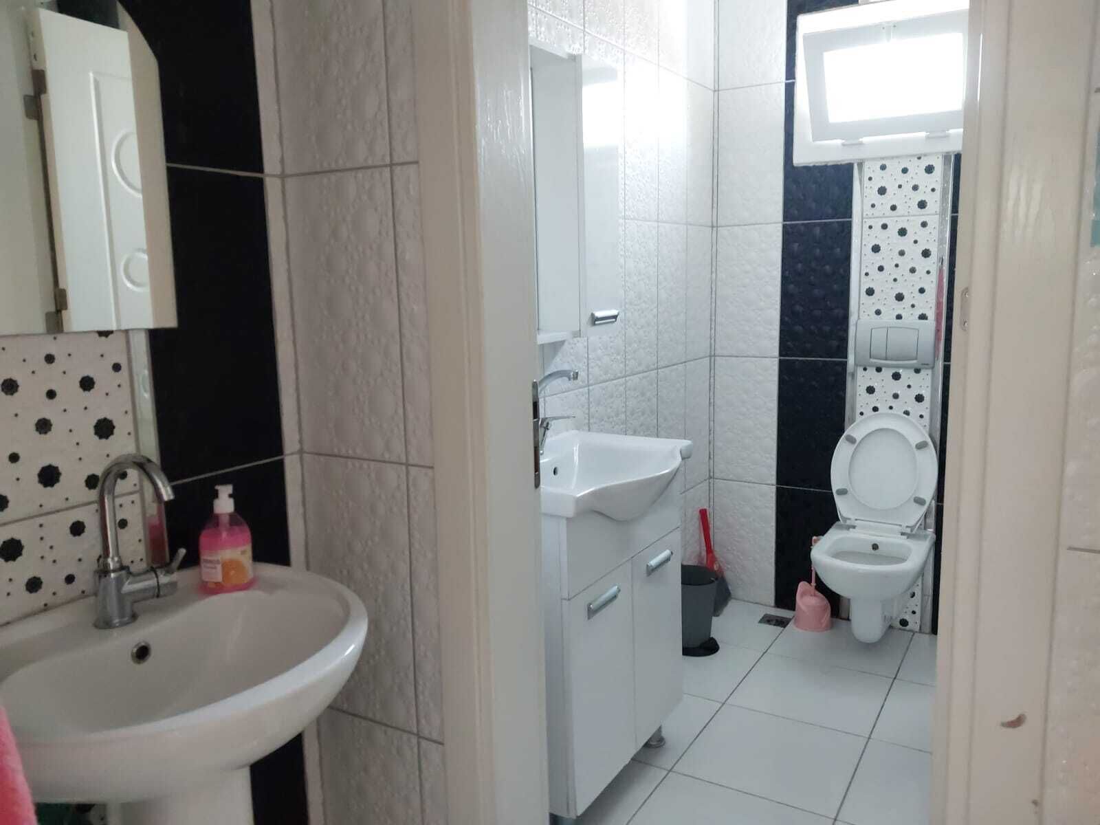 Haartrockner, Handtücher, Seife, Toilettenpapier
