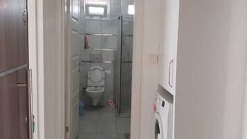Haartrockner, Handtücher, Seife, Toilettenpapier