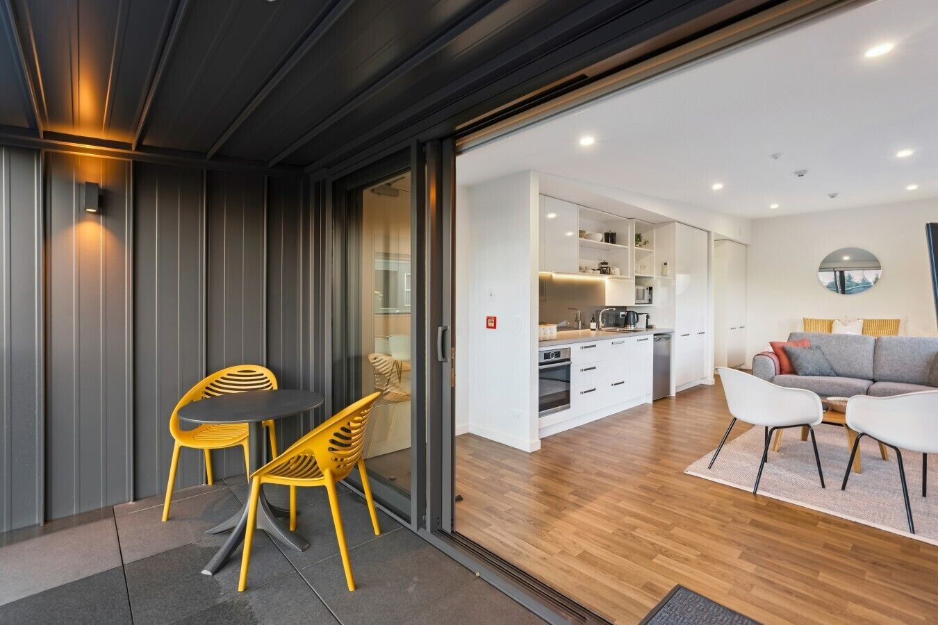 Um interior moderno com área de refeições, cozinha e sala de estar.
