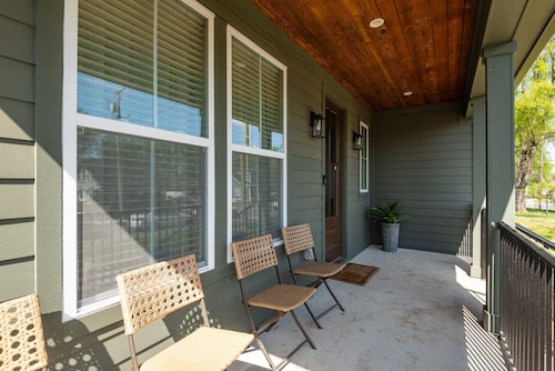 Germantown Gem | 4BR Home | Sleeps 10 | Minutes to Downtown