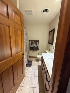 Bathroom - The Cowboy Way a Charming farmhouse with stunning ranch views and HUGE GAME ROOM (Gallipolis)