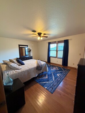 Room - The Cowboy Way a Charming farmhouse with stunning ranch views and HUGE GAME ROOM (Gallipolis)