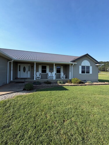 The Cowboy Way a Charming farmhouse with stunning ranch views and HUGE GAME ROOM