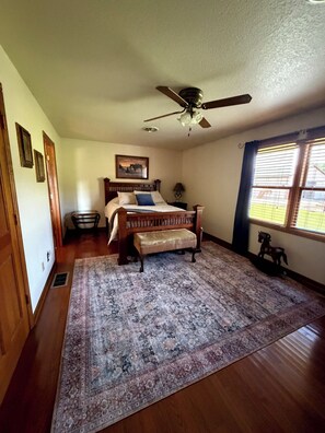 3 habitaciones, tabla de planchar con plancha, wifi y ropa de cama 