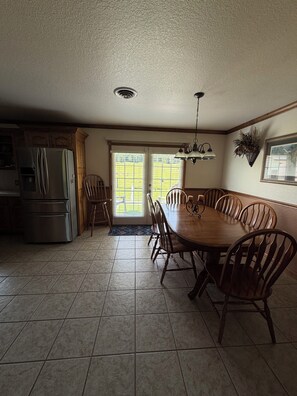 Dining - The Cowboy Way a Charming farmhouse with stunning ranch views and HUGE GAME ROOM (Gallipolis)