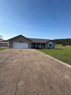 Exterior - The Cowboy Way a Charming farmhouse with stunning ranch views and HUGE GAME ROOM (Gallipolis)