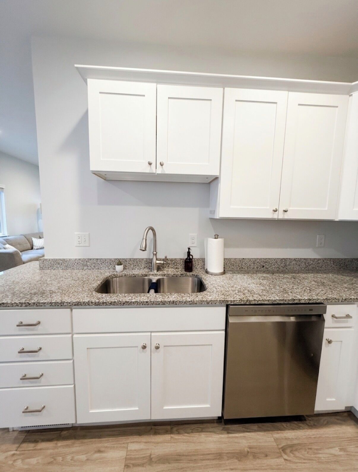Coffee/tea maker, fridge, microwave, stovetop