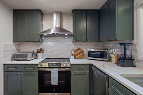 The Emerald on Orchard - Hot Tub, Backyard Games & Steps to UO