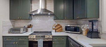 The Emerald on Orchard - Hot Tub, Backyard Games & Steps to UO