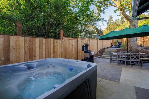 The Emerald on Orchard - Hot Tub, Backyard Games & Steps to UO