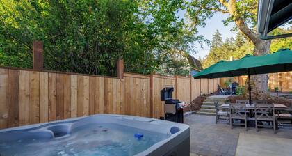 The Emerald on Orchard - Hot Tub, Backyard Games & Steps to UO