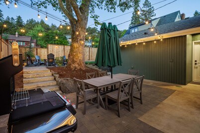 The Emerald on Orchard - Hot Tub, Backyard Games & Steps to UO