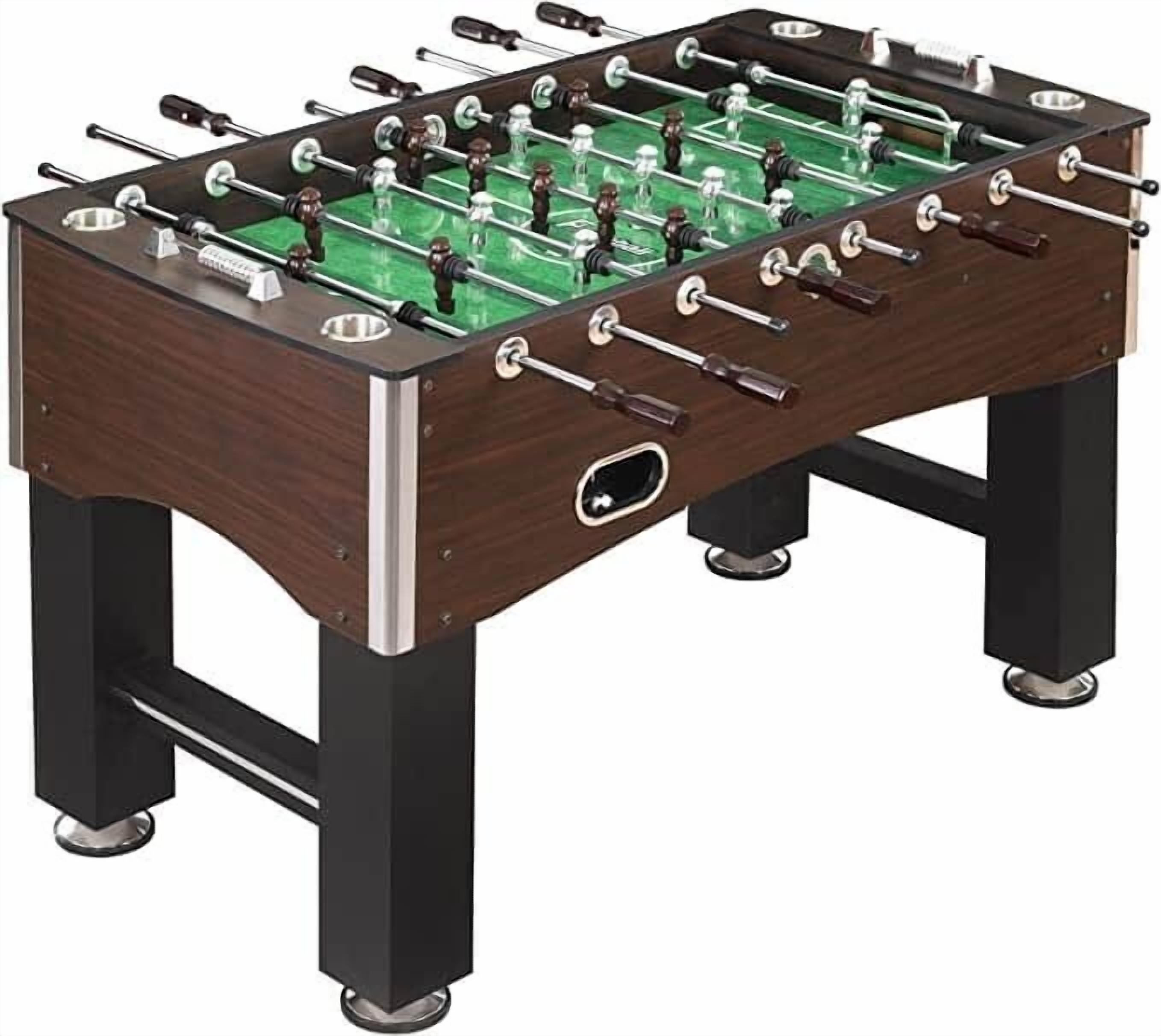 Uma mesa de pebolim com estrutura de madeira escura, barras de metal e superfície de jogo verde.