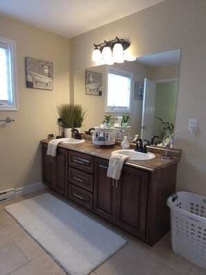 Hair dryer, towels, soap, toilet paper - Eastpoint Landing, 10 mins to Bonavista/Elliston, 20 from Trinity. Perfect Spot! (Trinity Bay North)