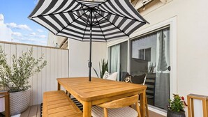 Outdoor dining - Sail Bay Oasis • Steps to Sand & Boardwalk (San Diego)
