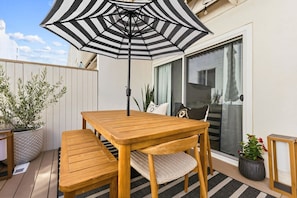 Outdoor dining - Sail Bay Oasis • Steps to Sand & Boardwalk (San Diego)