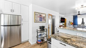 Coffee/tea maker, fridge, microwave, oven - Sail Bay Oasis • Steps to Sand & Boardwalk (San Diego)