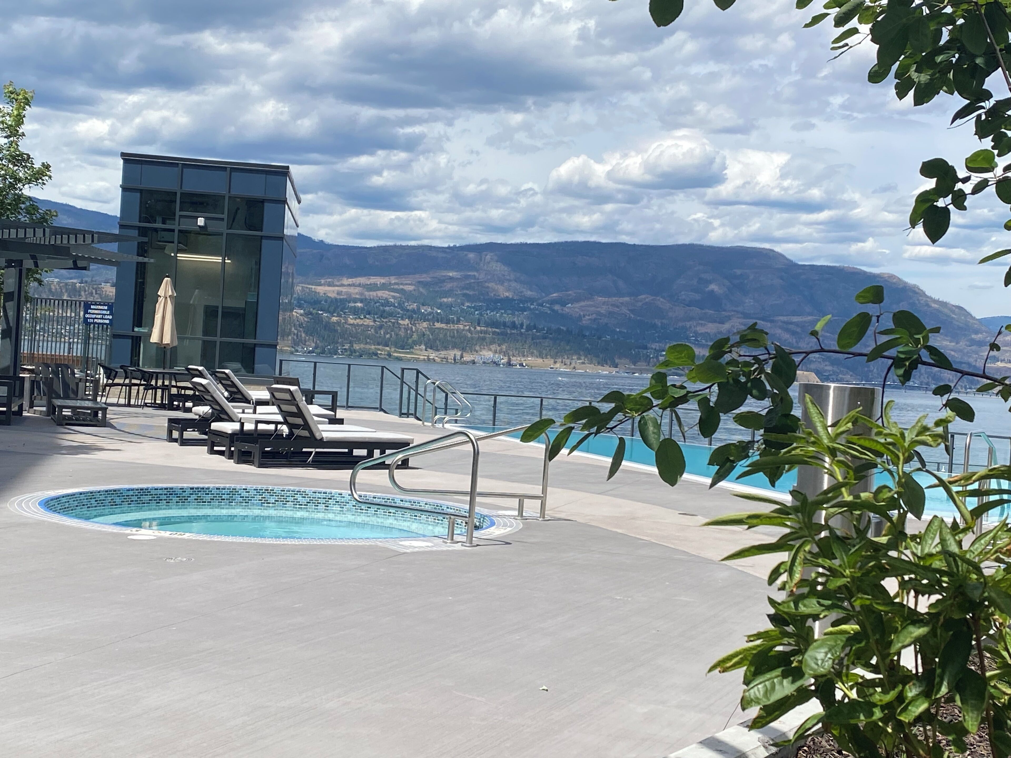 Una piscina al aire libre, una piscina climatizada